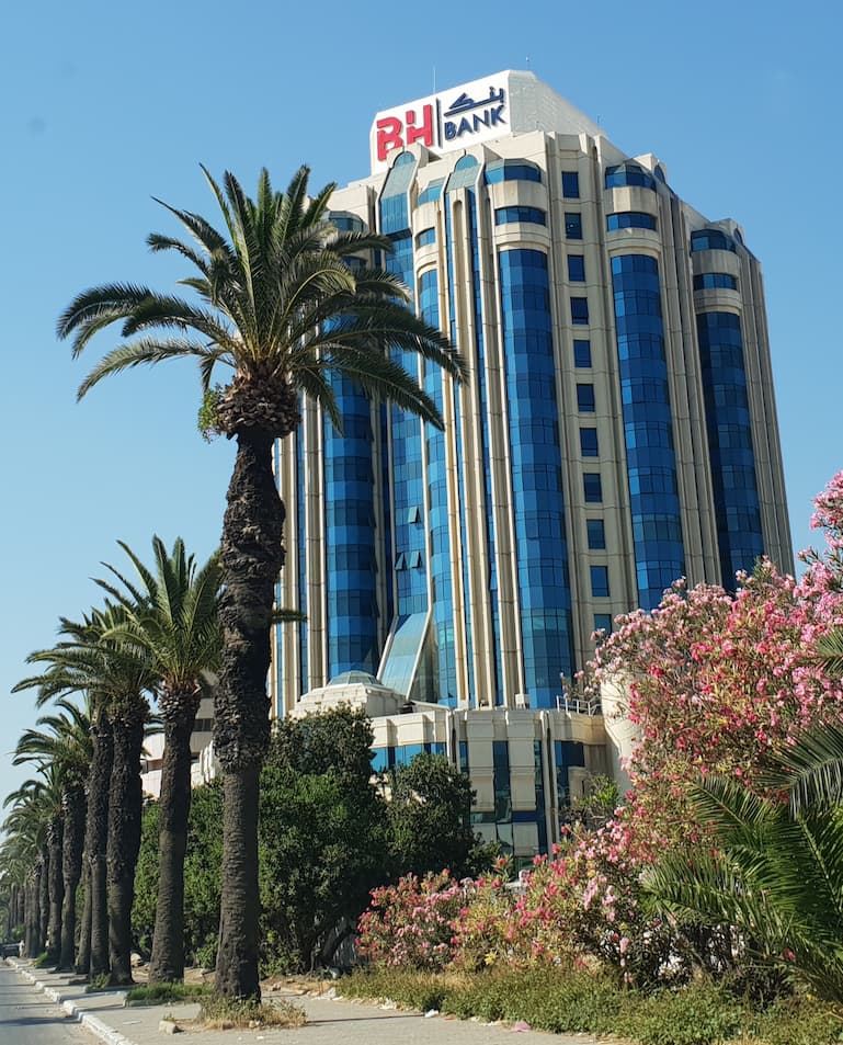 BH Bank Publicom enseigne lumineuse tunisie, signalétique commerciale, habillage façade magasin