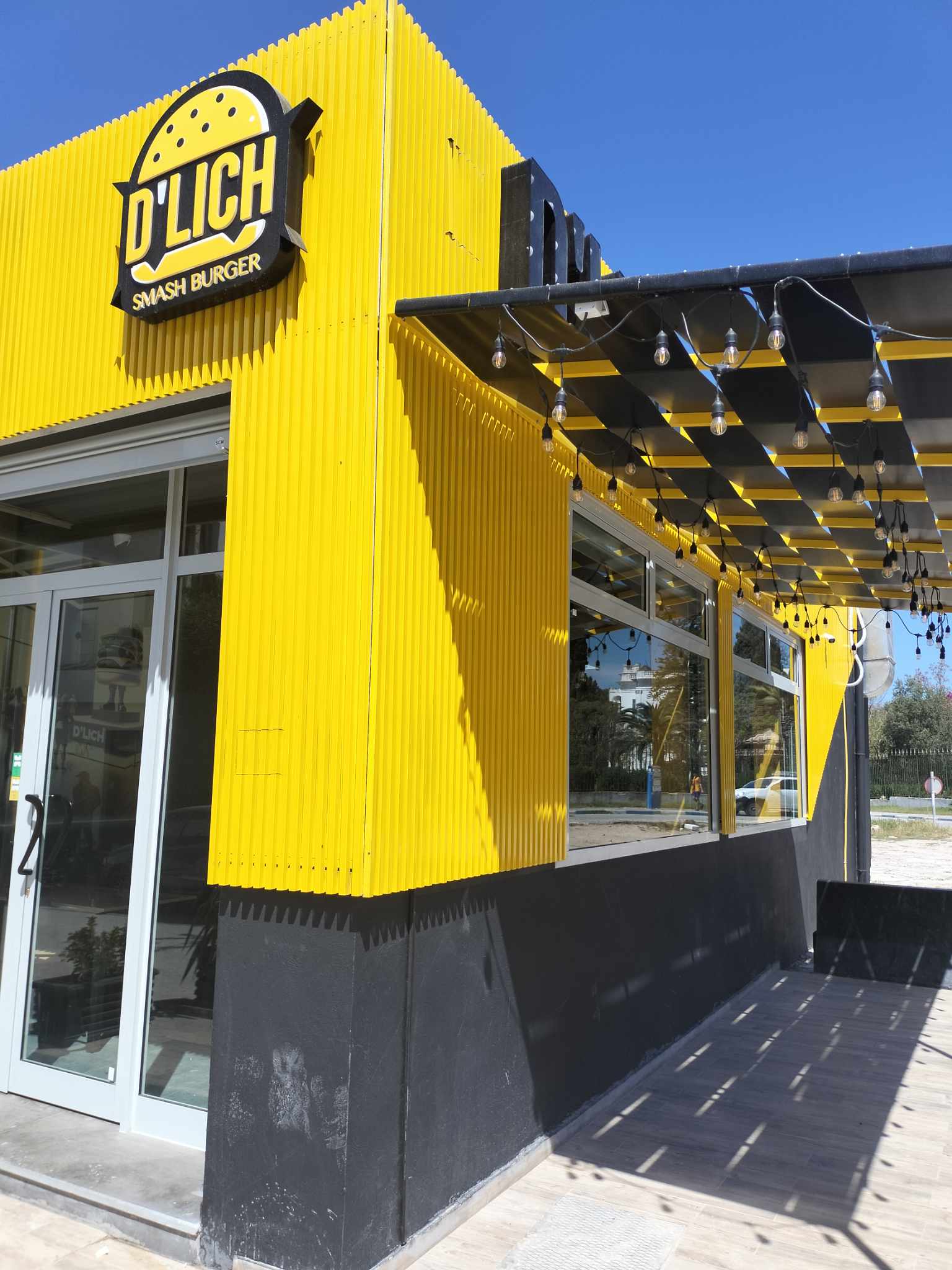 D_LICH Publicom enseigne lumineuse tunisie, signalétique commerciale, habillage façade magasin