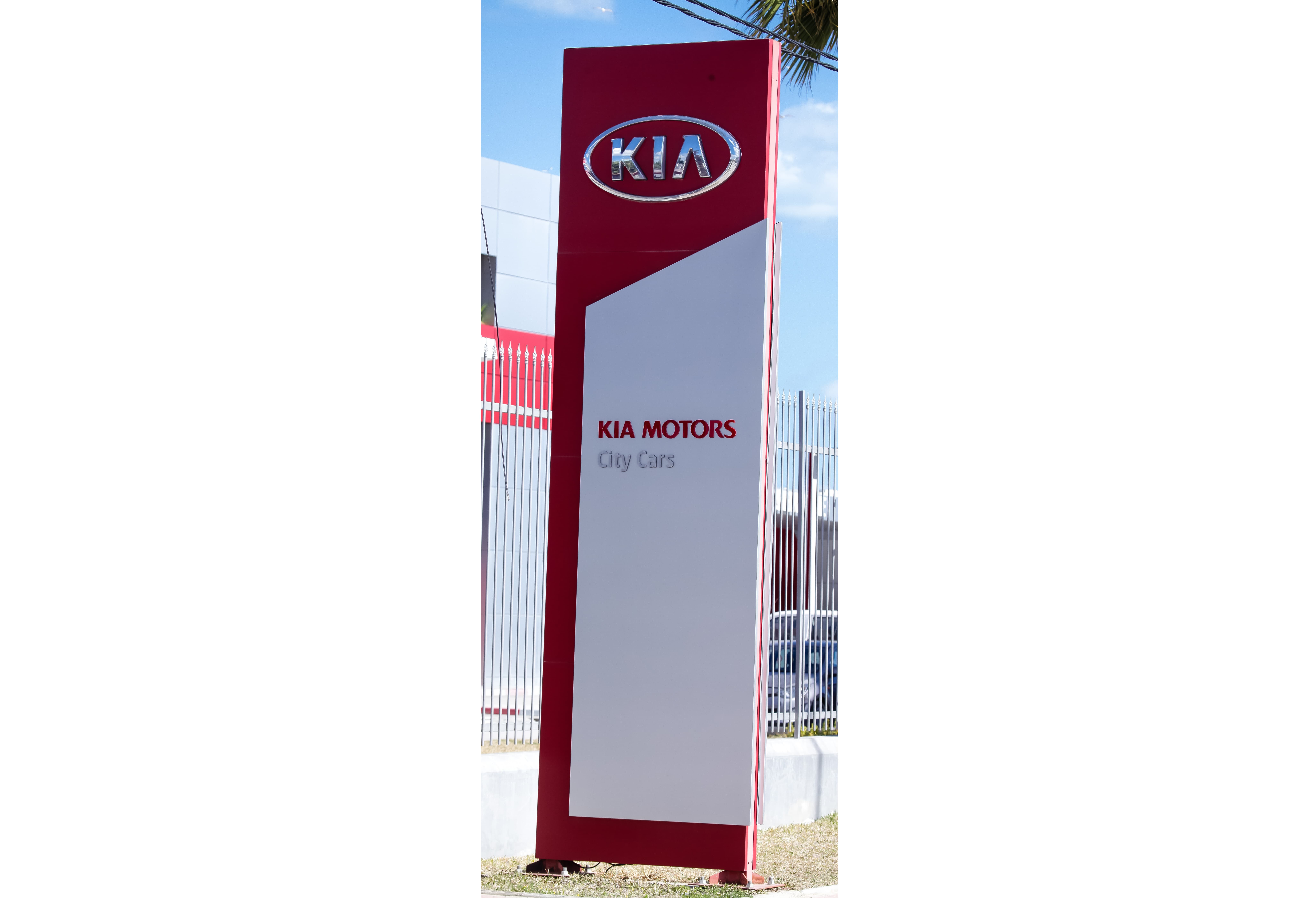 KIA Motors Publicom enseigne lumineuse tunisie, signalétique commerciale, habillage façade magasin