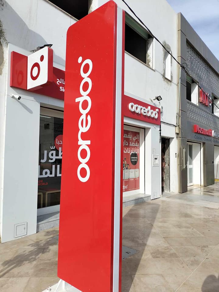 Ooredoo Publicom enseigne lumineuse tunisie, signalétique commerciale, habillage façade magasin