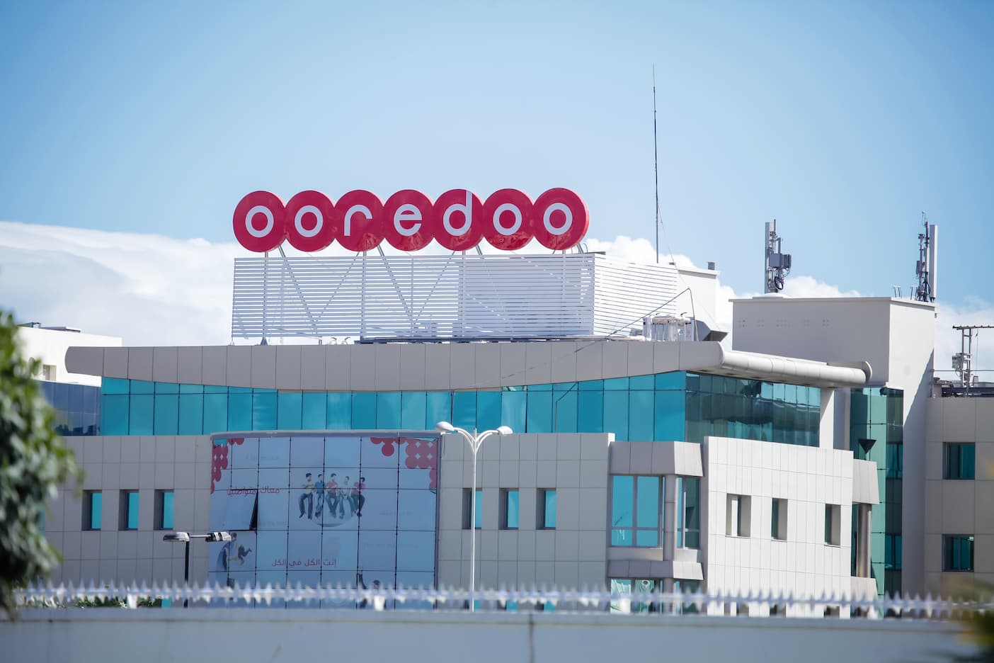 Ooredoo Publicom enseigne lumineuse tunisie, signalétique commerciale, habillage façade magasin