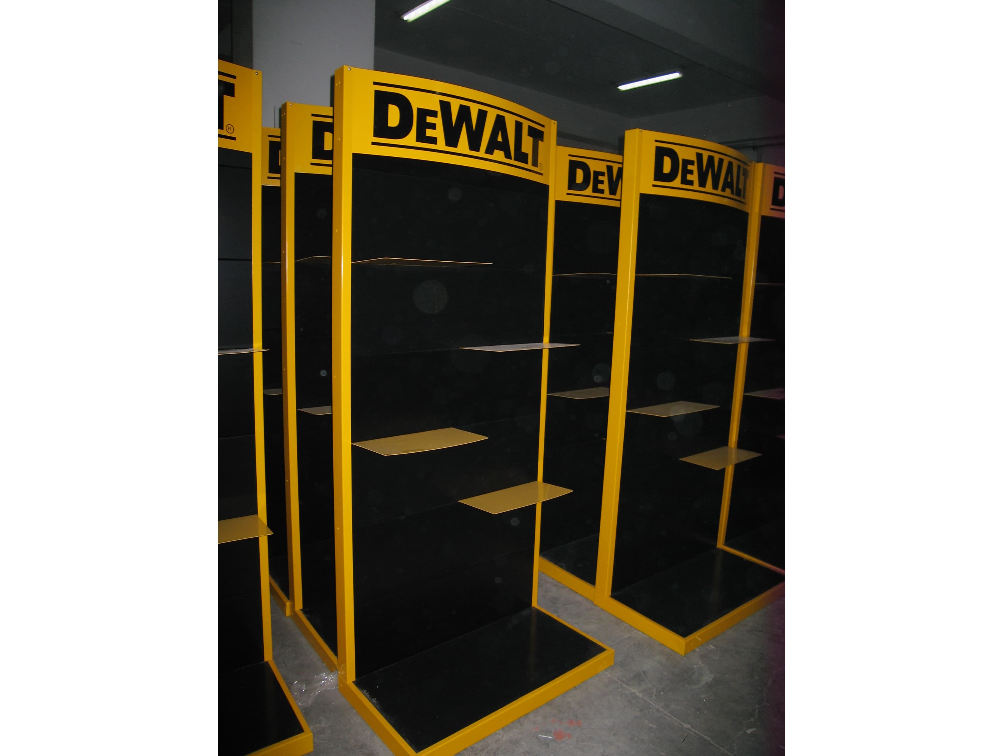 Dewalt Publicom plv tunisie, présentoir magasin, support publicitaire, marketing point de vente
